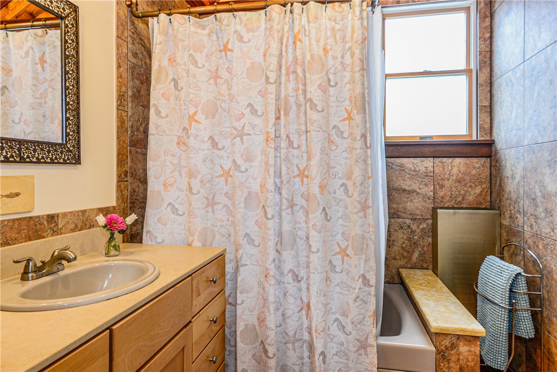 12 Draper Avenue Middletown, RI 02842 - Photo 17 of 46