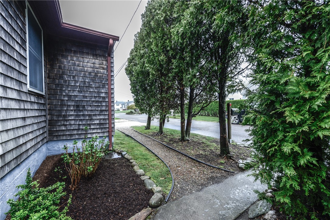 12 Draper Avenue Middletown, RI 02842 - Photo 4 of 46