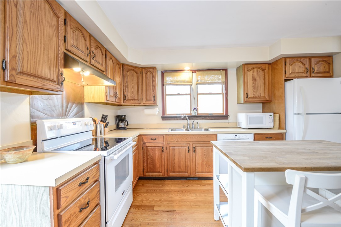 12 Draper Avenue Middletown, RI 02842 - Photo 8 of 46