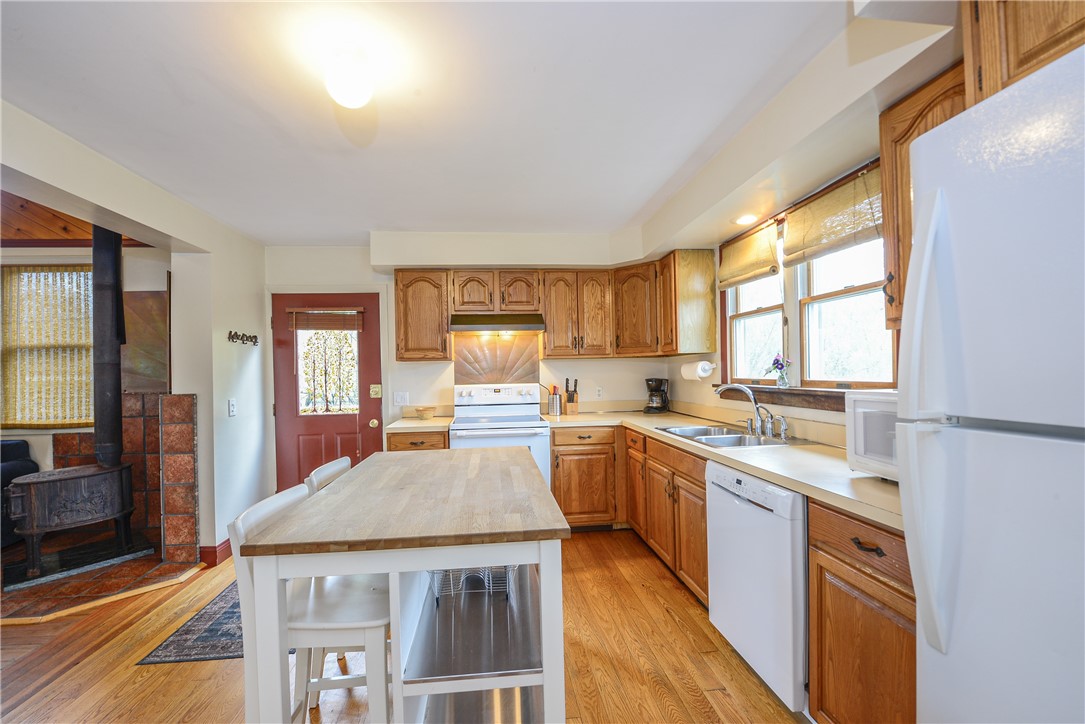 12 Draper Avenue Middletown, RI 02842 - Photo 9 of 46