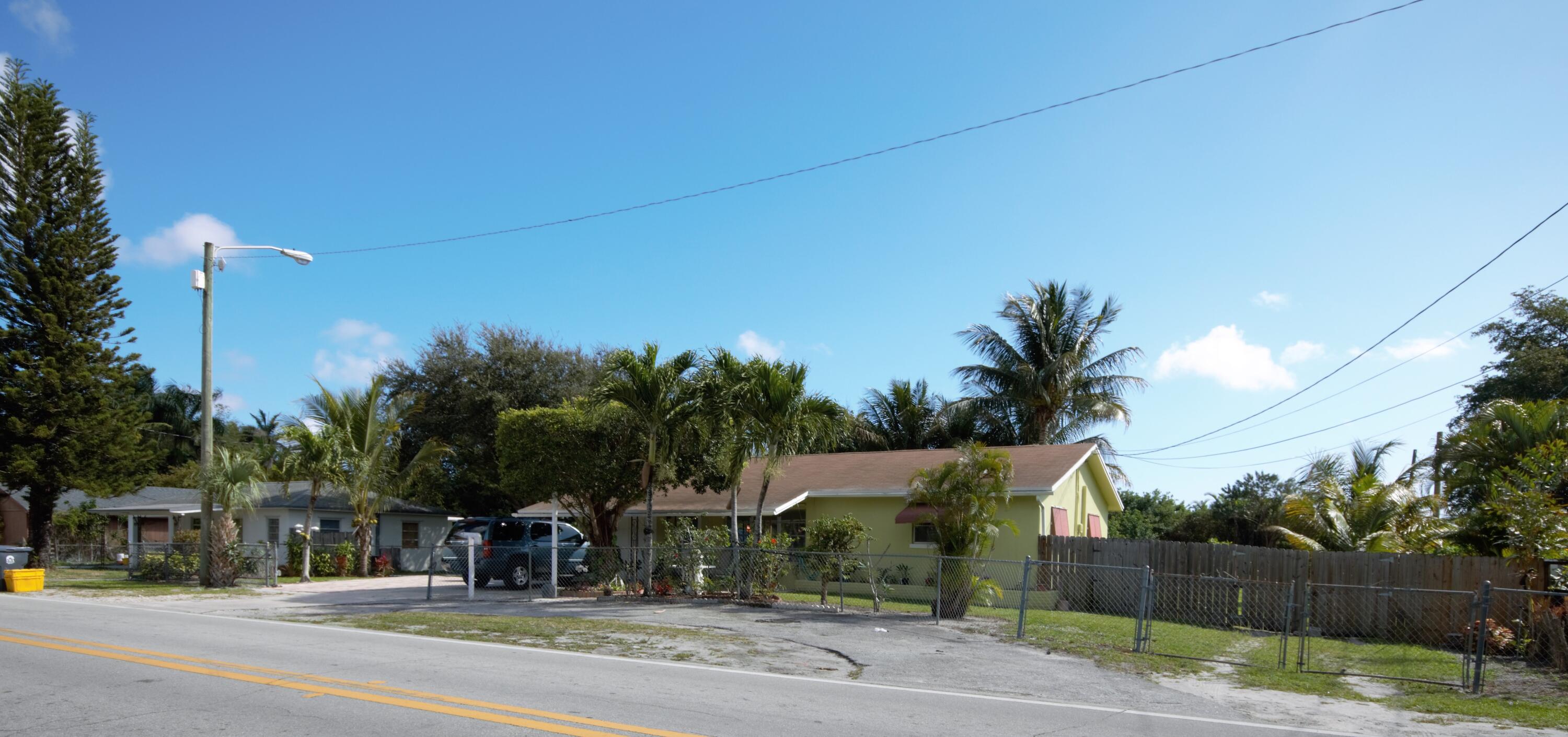 4286 Davis Road Lake Worth, FL 33461 - Photo 4 of 19 Side View