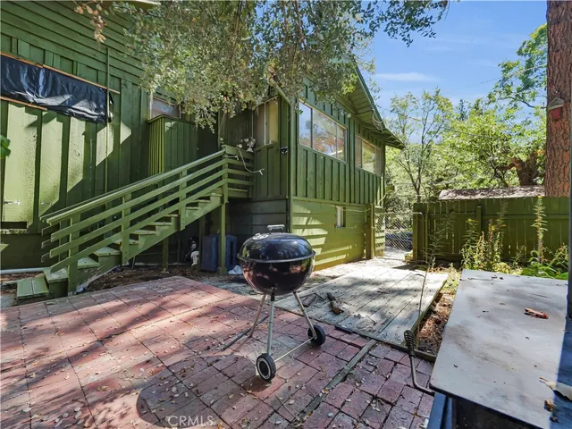 a view of a yard with a tree