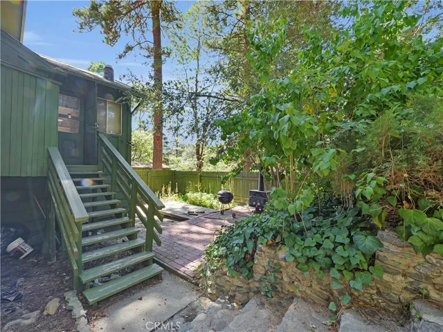 a view of a backyard