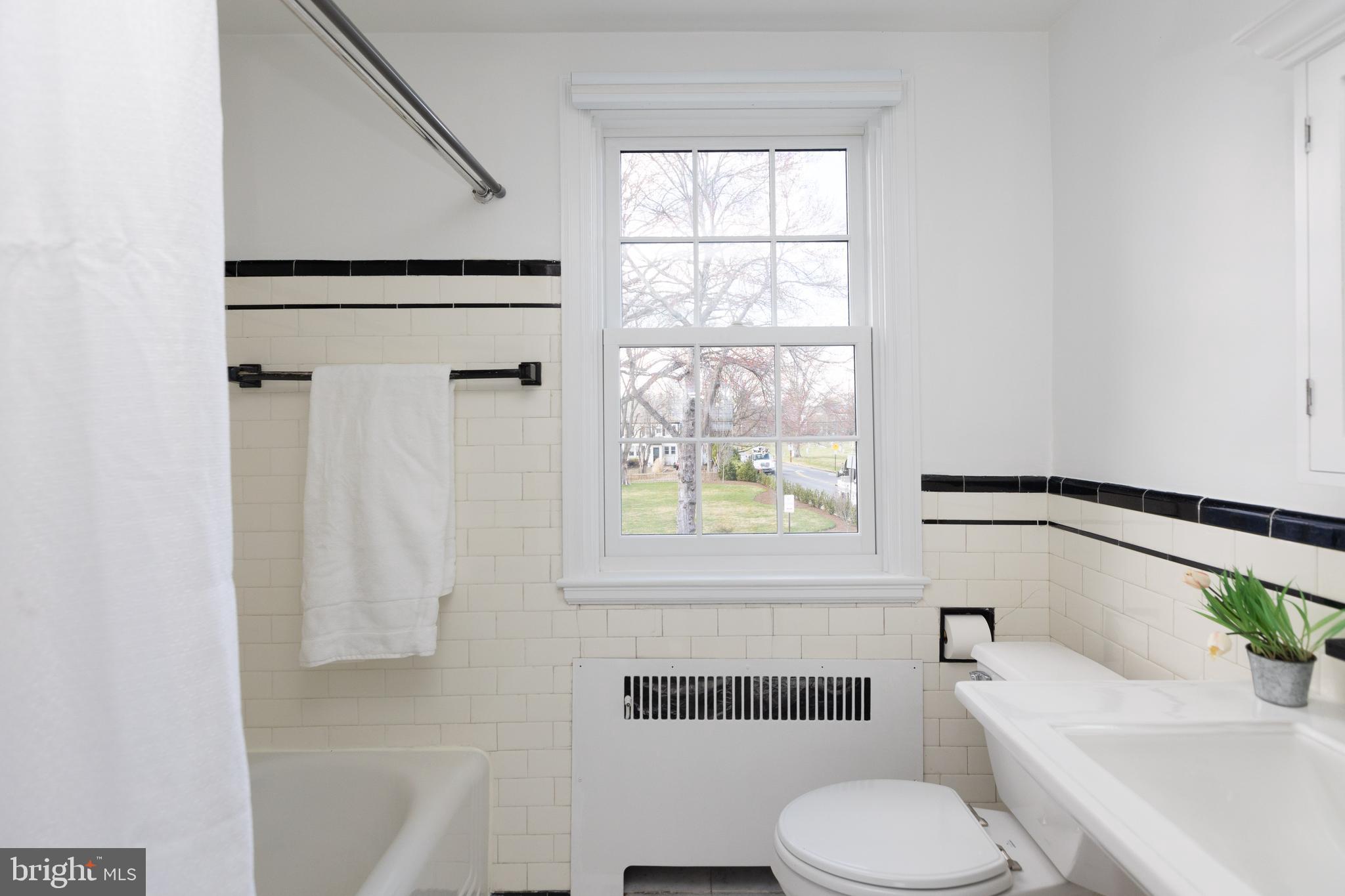 331 Broxton Road Baltimore, MD 21212 - Photo 38 of 58 a bathroom with a toilet sink a mirror and a bathtub