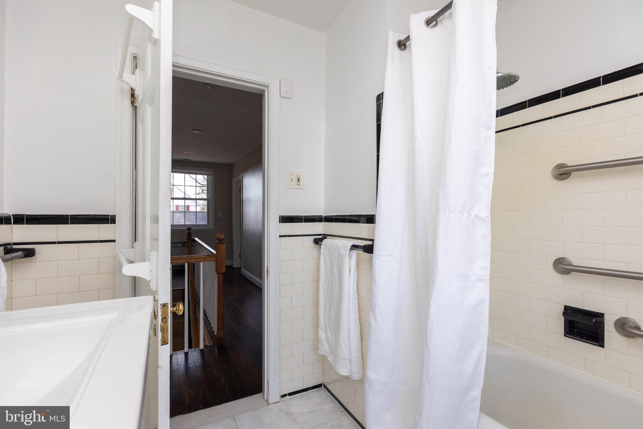 331 Broxton Road Baltimore, MD 21212 - Photo 39 of 58 2nd floor hall bath