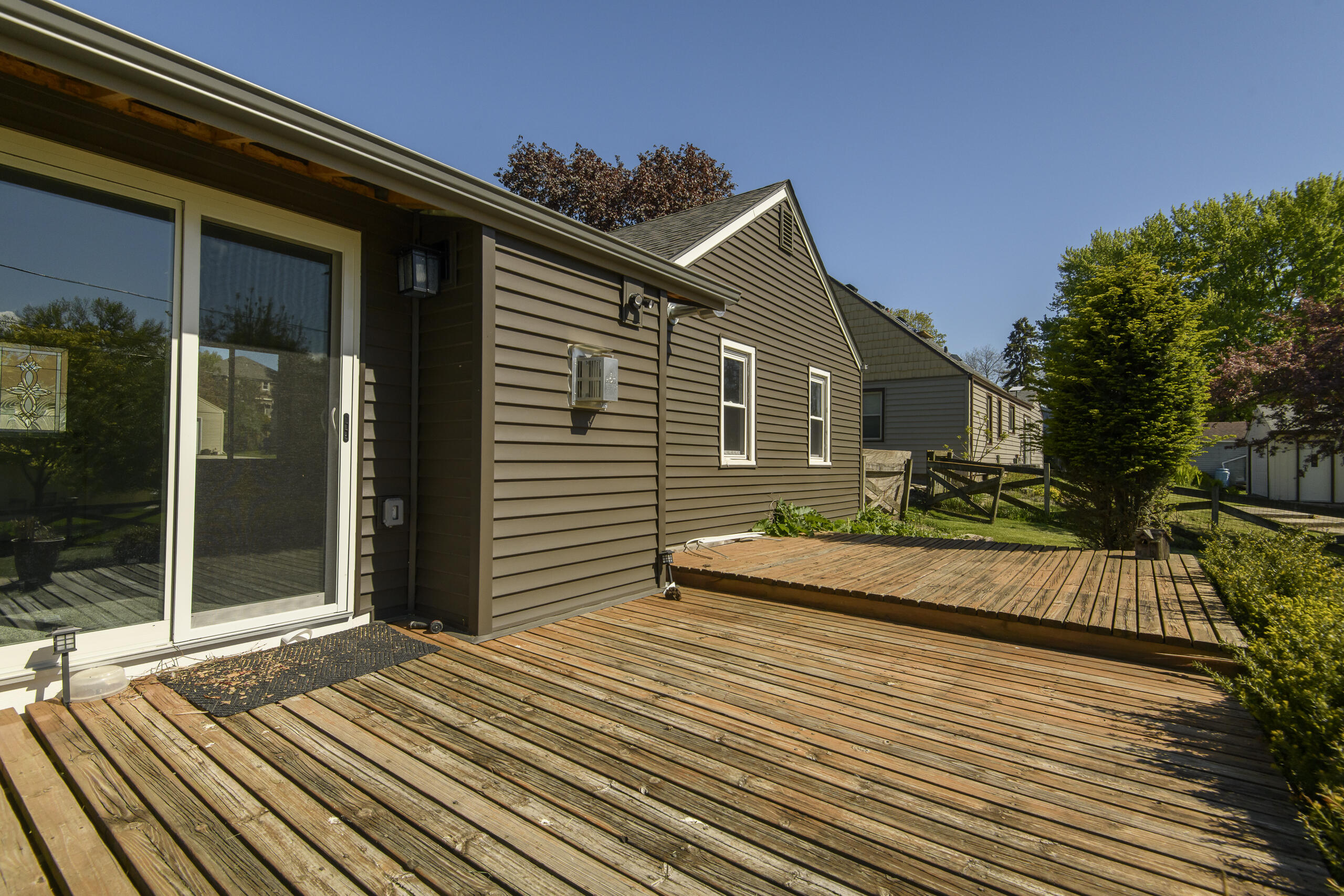 W271N2563 Pear Tree Lane Pewaukee, WI 53072 - Photo 38 of 47 Rear view deck