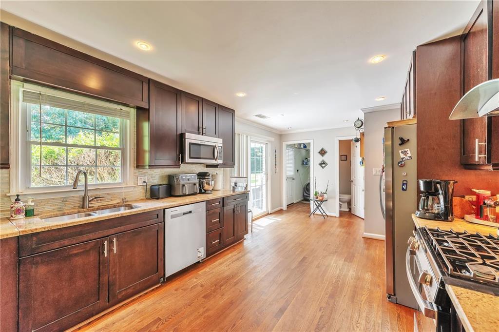 1651 Murdock Road Marietta, GA 30062 - Photo 6 of 30