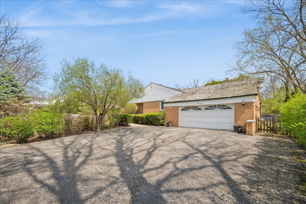 975 Elm Ridge Drive Glencoe, IL 60022 - Photo 3 of 27