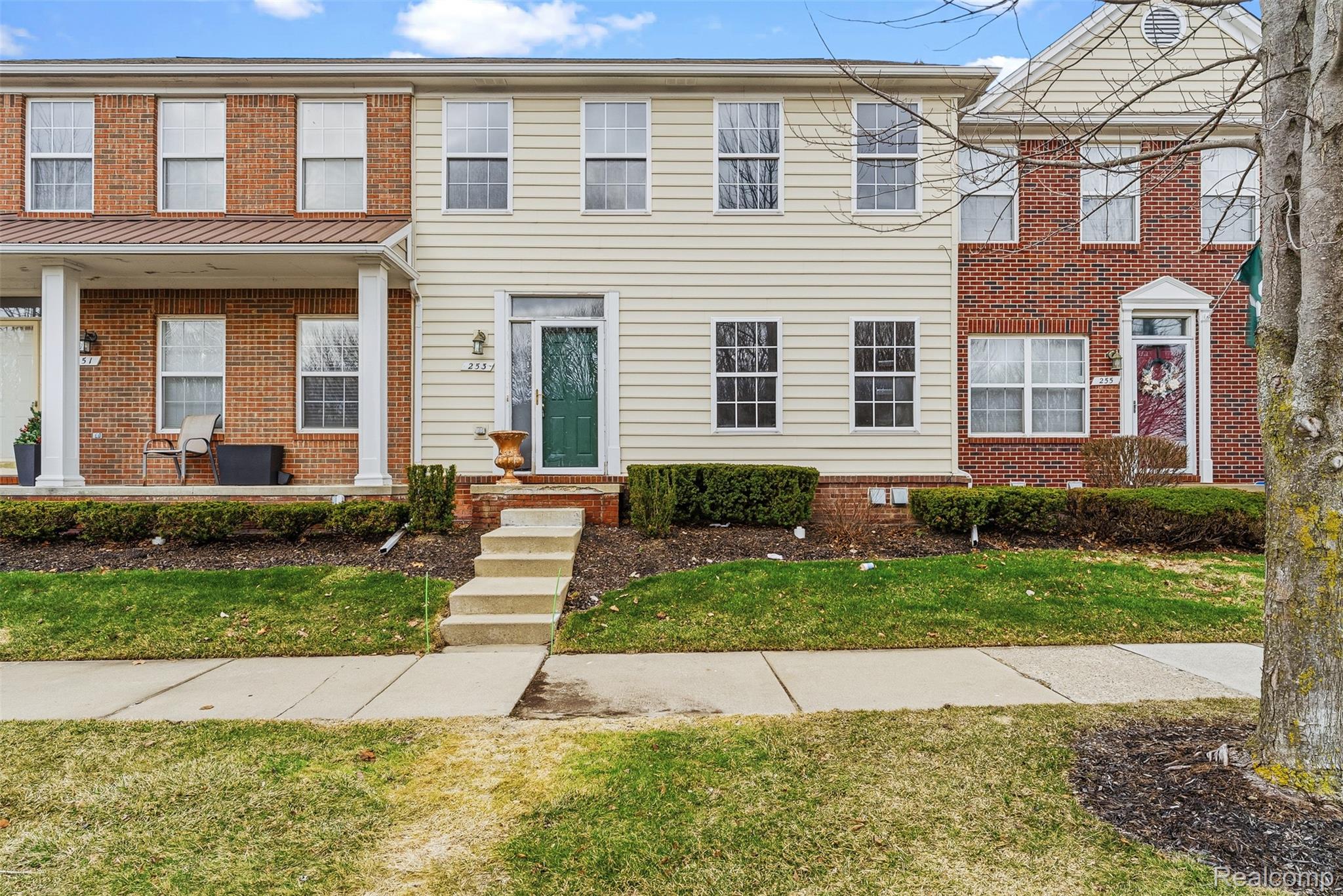 253 Stonegate West Pontiac, MI 48341 - Photo 3 of 40