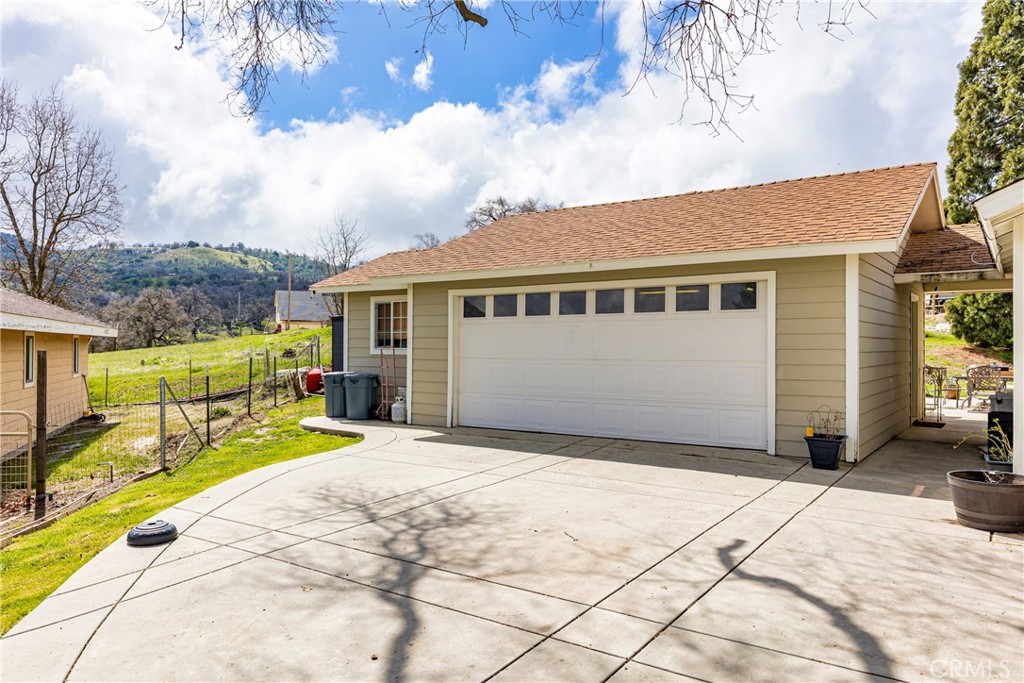 28841 Delaware Drive Tehachapi, CA 93561 - Photo 29 of 36 a view of a house with a patio