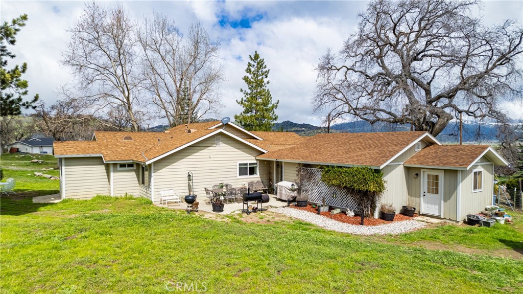 28841 Delaware Drive Tehachapi, CA 93561 - Photo 33 of 36 a view of a yard in front of house