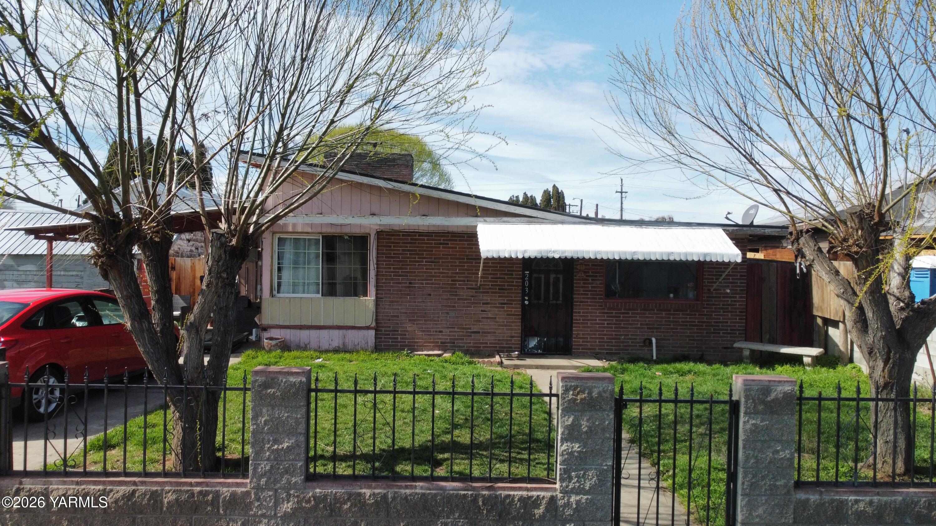 203 North Hawthorne Street Toppenish, WA 98948 - Photo 4 of 10 Front