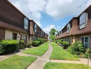 a view of a yard in front of house