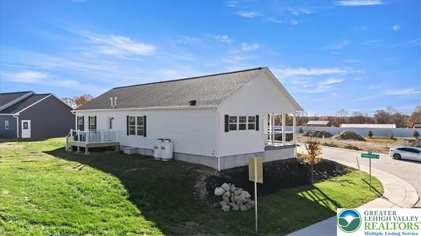 $277,900 | 1412 Heytesbury Road, Walnutport, PA 18088