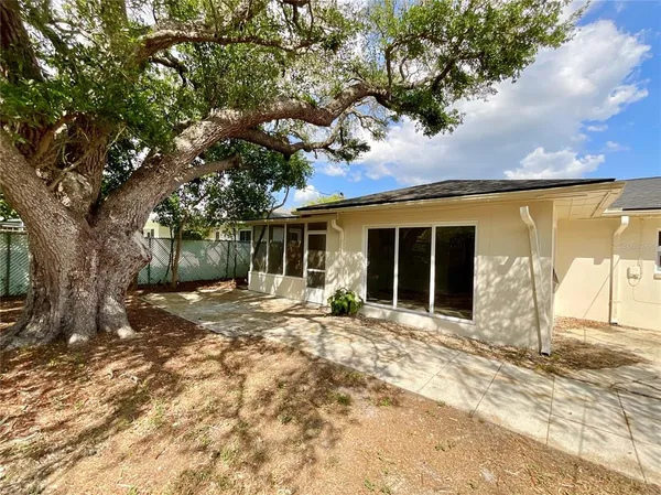 $3,200 | 644 Manor Drive West, Dunedin, FL 34698