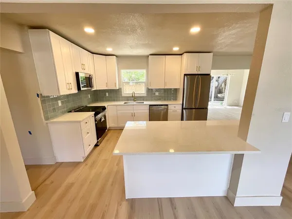 $3,200 | 644 Manor Drive West, Dunedin, FL 34698