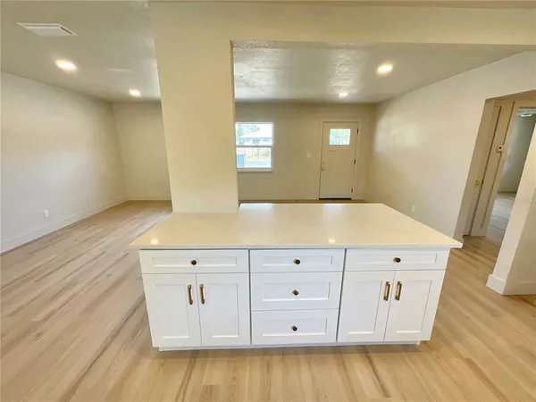 $3,200 | 644 Manor Drive West, Dunedin, FL 34698