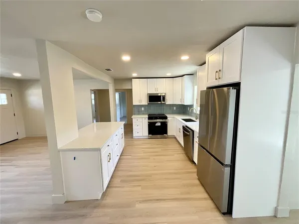 $3,200 | 644 Manor Drive West, Dunedin, FL 34698