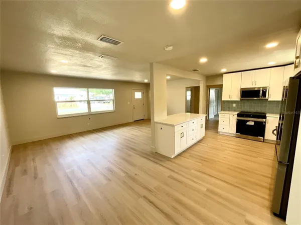 $3,200 | 644 Manor Drive West, Dunedin, FL 34698