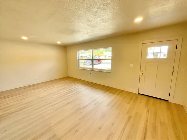 $3,200 | 644 Manor Drive West, Dunedin, FL 34698