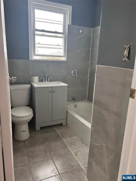 602 Chancellor Avenue Irvington, NJ 07111 - Photo 7 of 13 a bathroom with a bathtub a toilet a sink and a bathtub