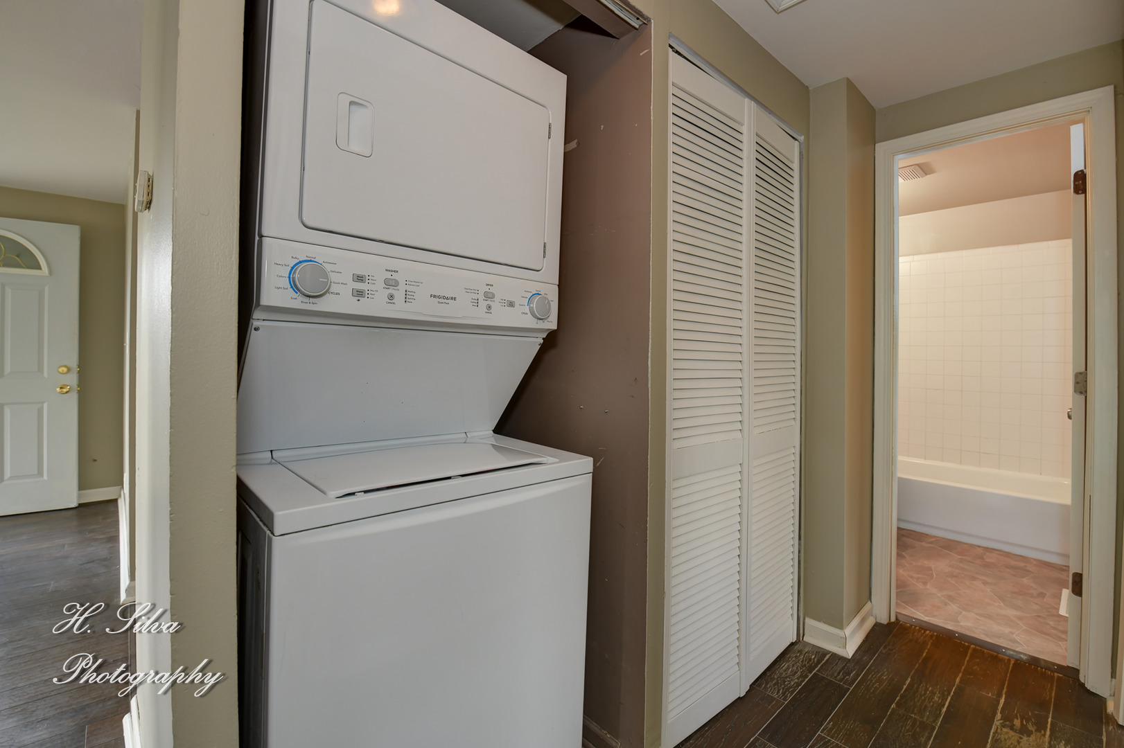 1516 Pawnee Road Carpentersville, IL 60110 - Photo 11 of 12 a utility room with dryer and washer