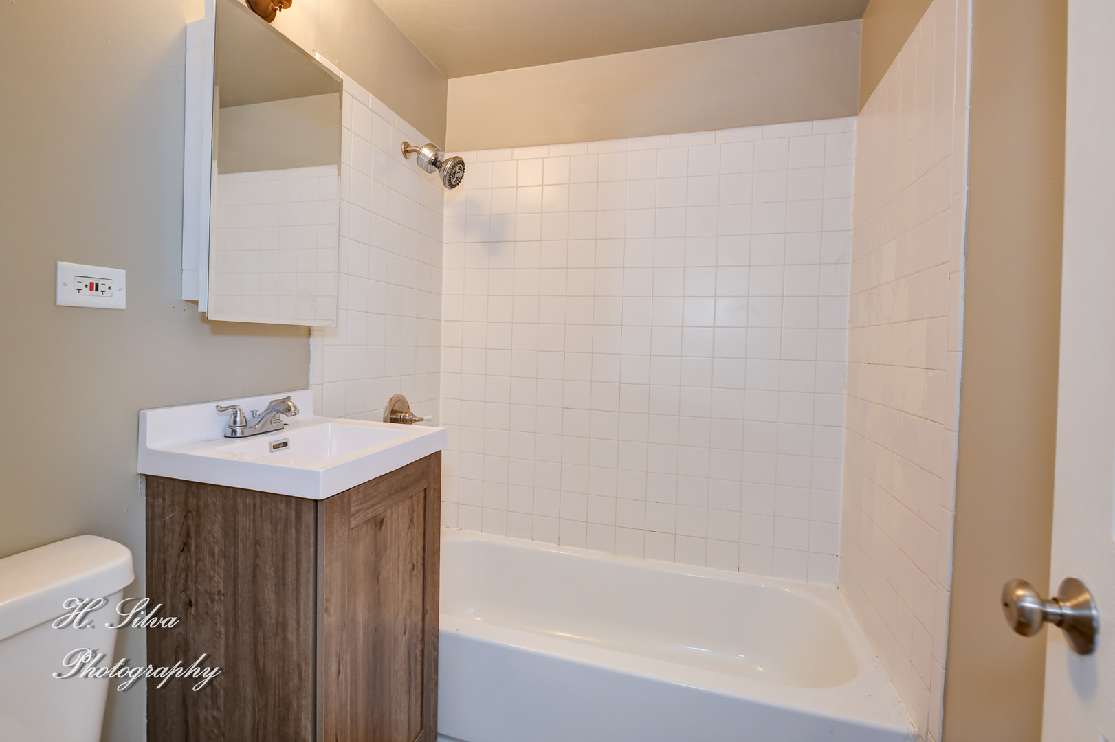1516 Pawnee Road Carpentersville, IL 60110 - Photo 10 of 12 a bathroom with a sink a toilet and shower