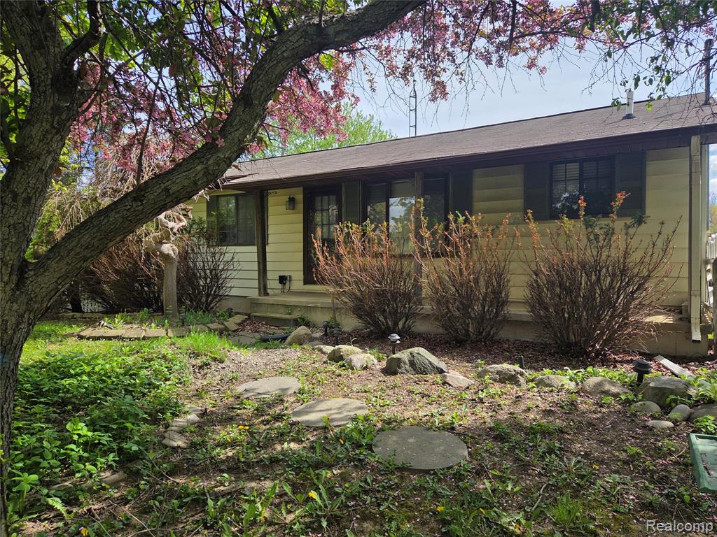 6300 Runyan Lake Road Fenton, MI 48430 - Photo 1 of 17
