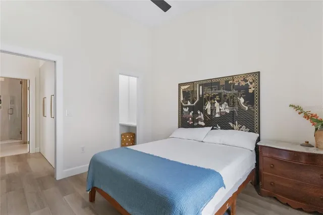 a en suite bathroom with a double vanity sink and a mirror