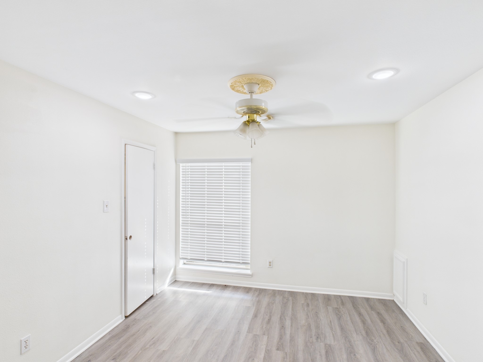 7611 Hopewell Lane Houston, TX 77071 - Photo 19 of 30 a view of a room with wooden floor and a ceiling fan