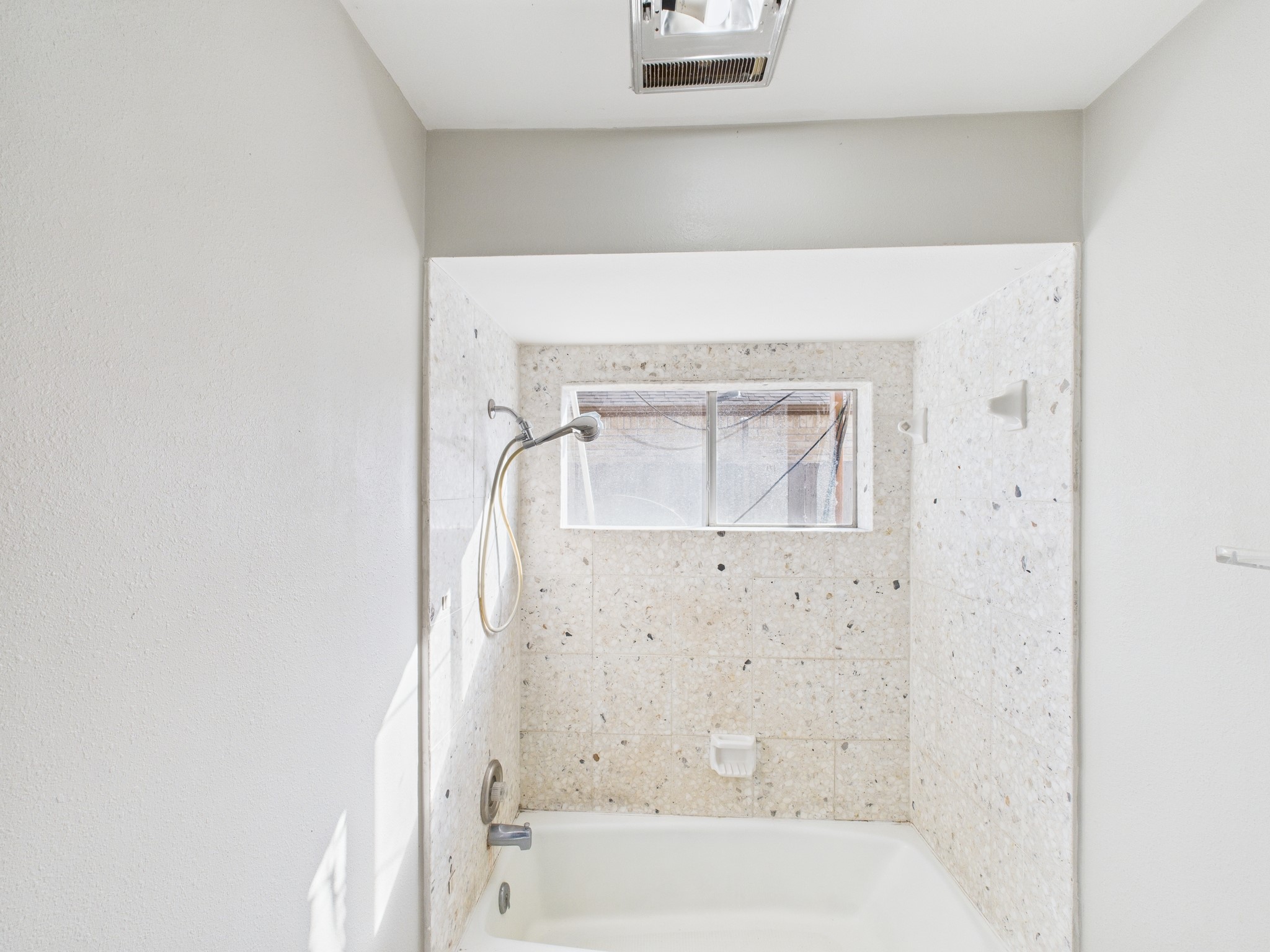 7611 Hopewell Lane Houston, TX 77071 - Photo 22 of 30 a bathroom with a bathtub