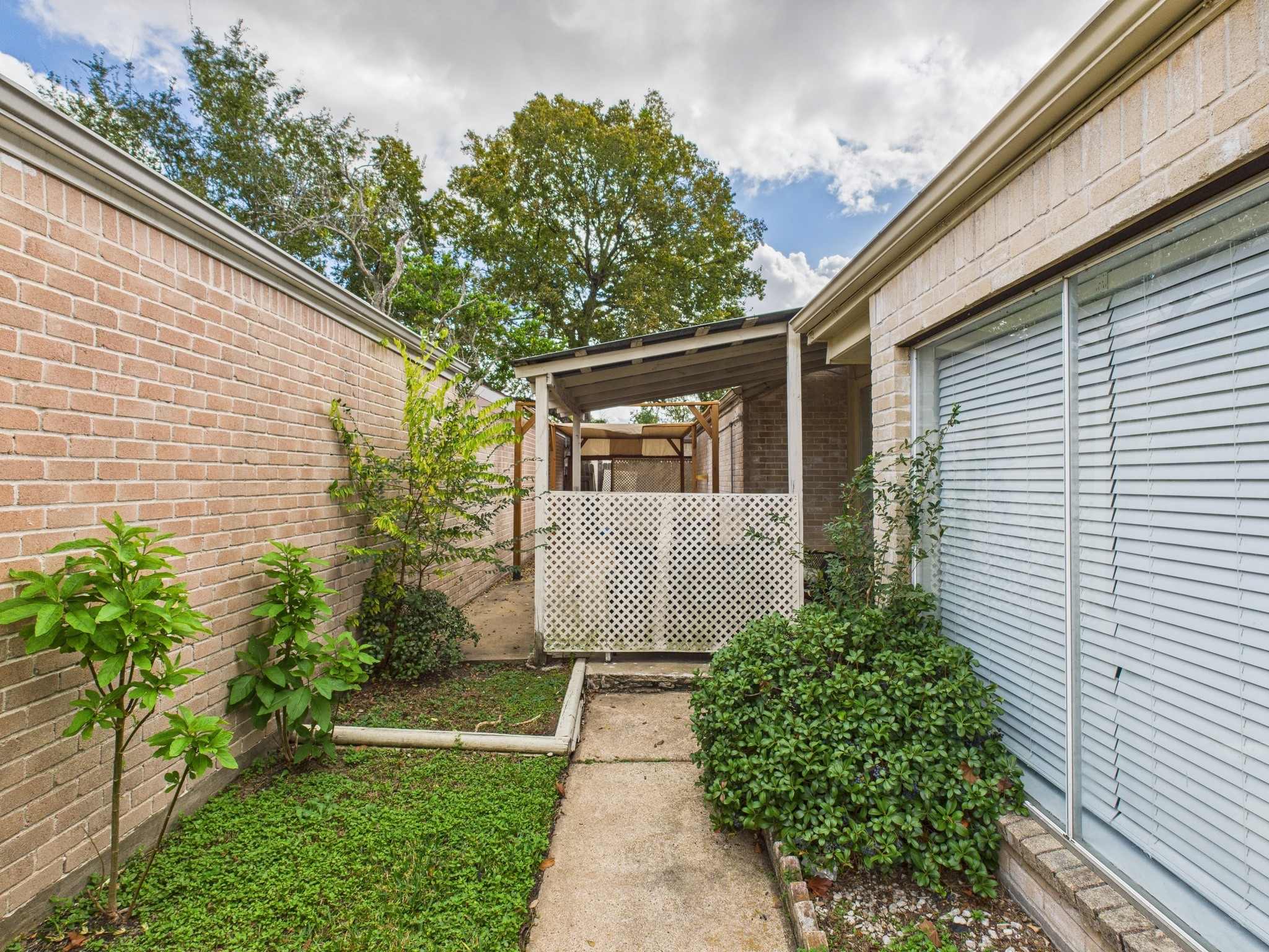 7611 Hopewell Lane Houston, TX 77071 - Photo 4 of 30 a front view of a house with garden