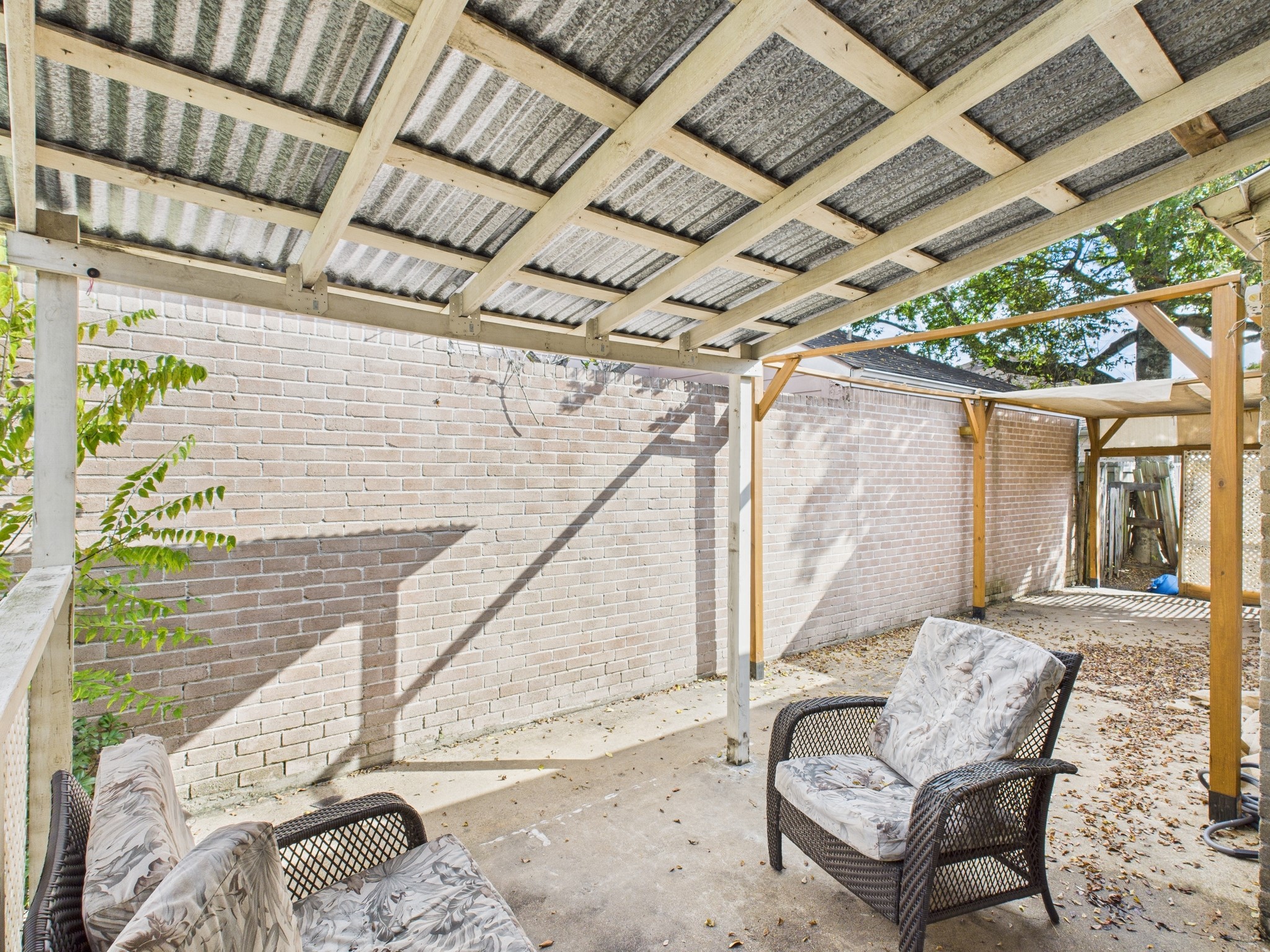 7611 Hopewell Lane Houston, TX 77071 - Photo 5 of 30 a balcony with furniture and large windows