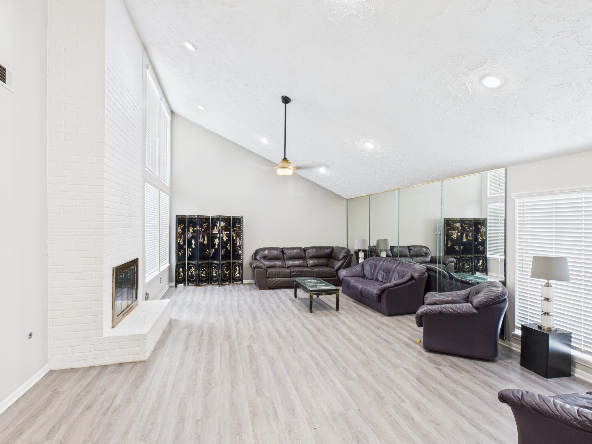 7611 Hopewell Lane Houston, TX 77071 - Photo 6 of 30 a living room with furniture