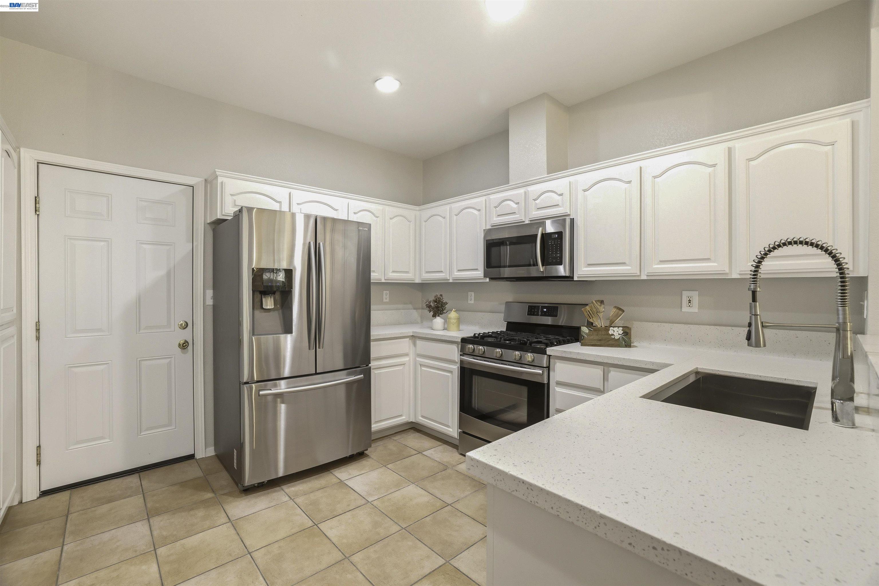 7445 Brigadoon Way Dublin, CA 94568 - Photo 5 of 50