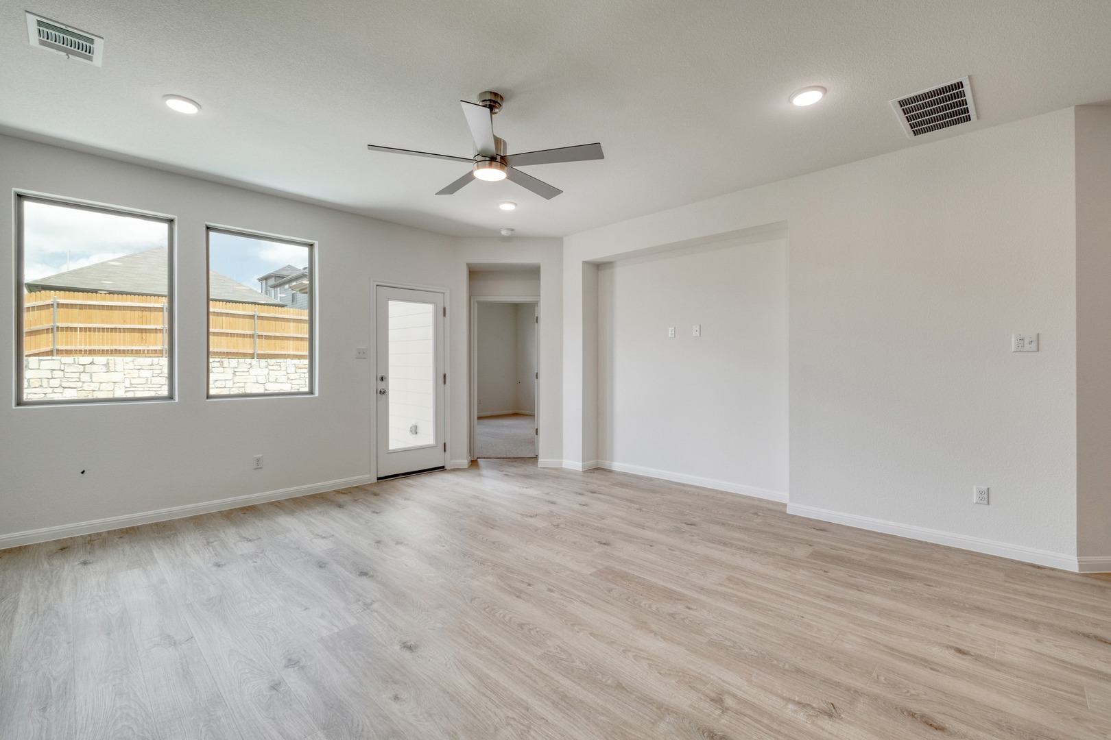 180 Hornet Street Elgin, TX 78621 - Photo 6 of 39