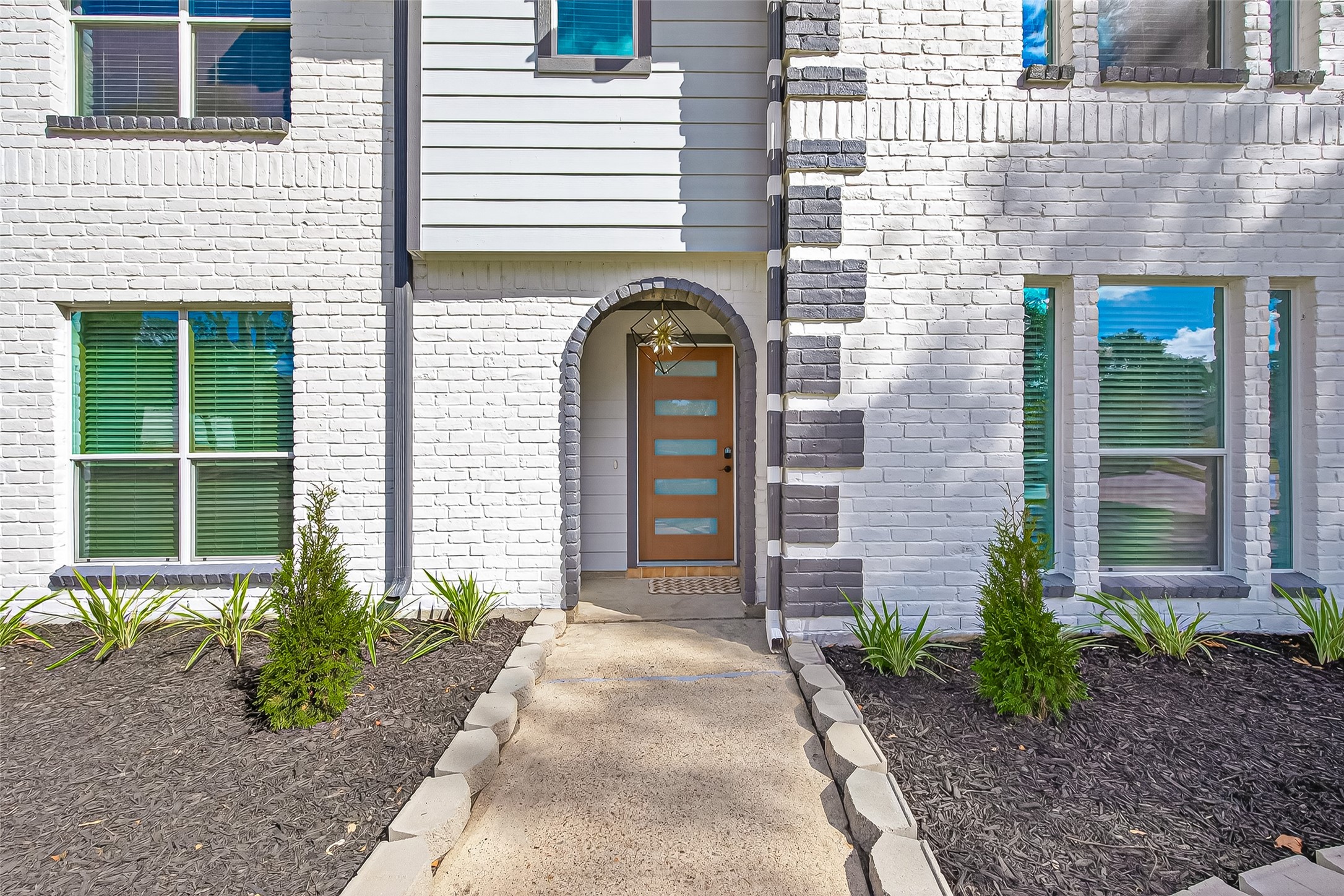 11506 Colonial Trail Drive Houston, TX 77066 - Photo 2 of 42 a front view of a house with a garden