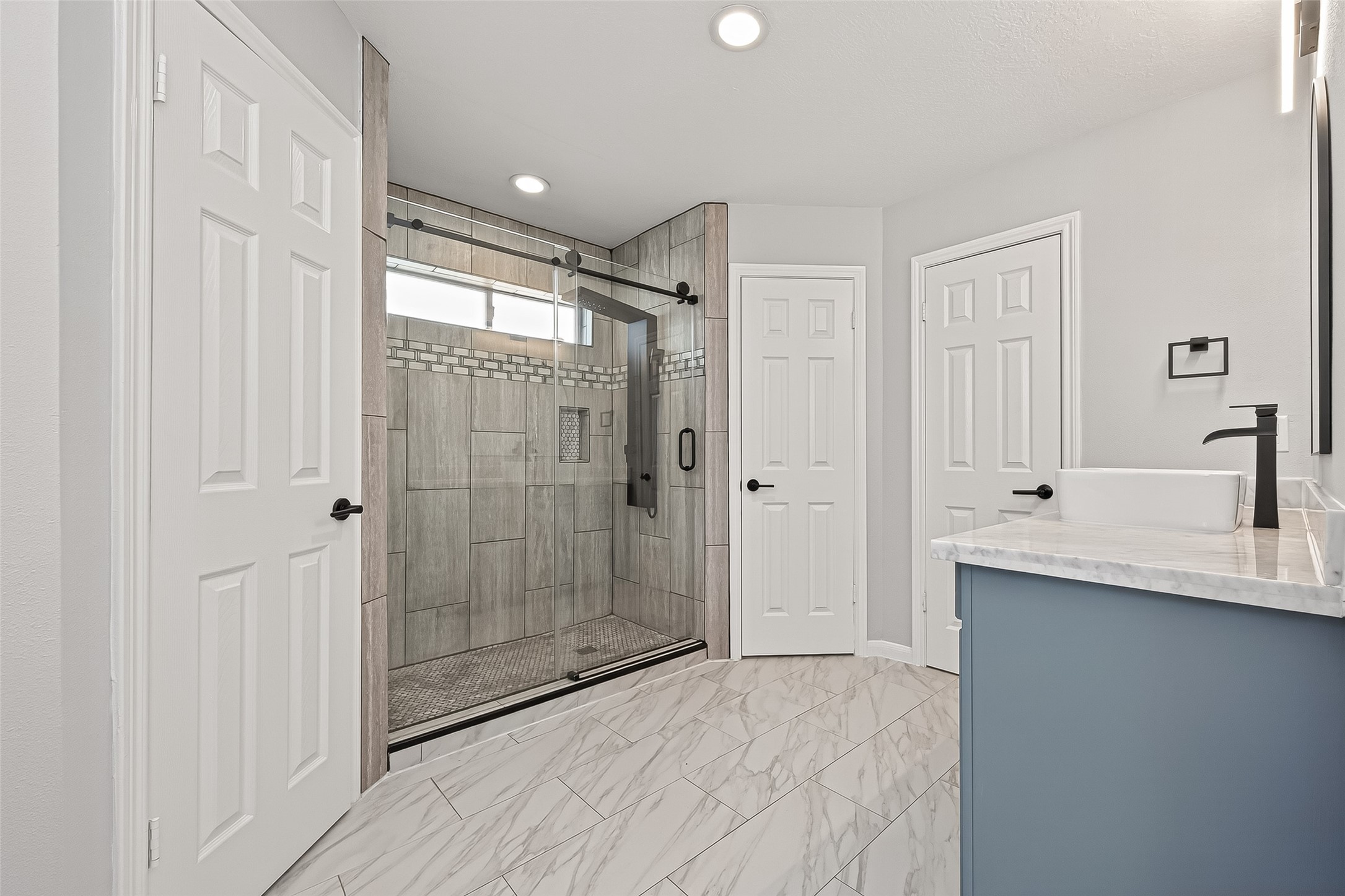 11506 Colonial Trail Drive Houston, TX 77066 - Photo 25 of 42 a bathroom with a shower sink and mirror