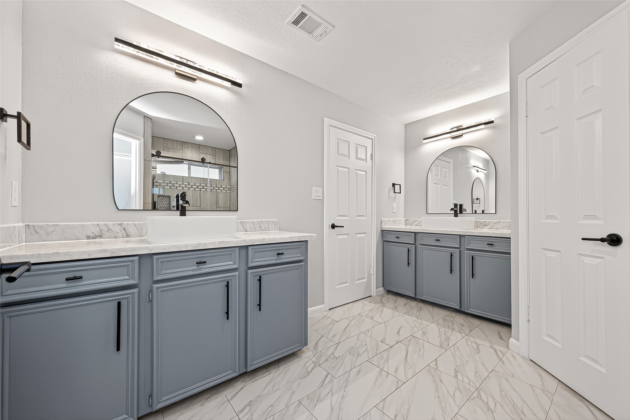 11506 Colonial Trail Drive Houston, TX 77066 - Photo 27 of 42 a spacious bathroom with a granite countertop sink a mirror and a