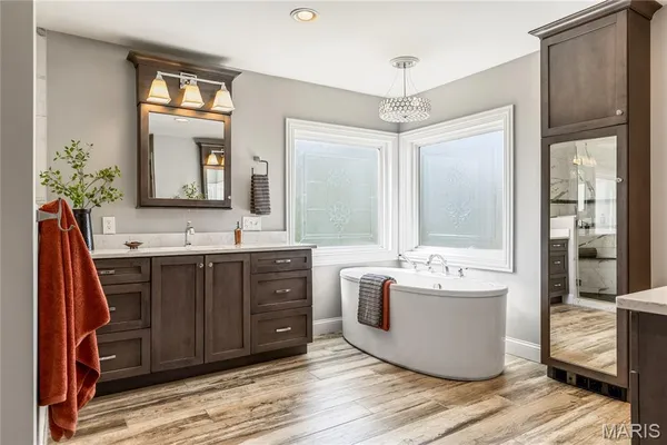 $1,295,000 | 701 Boxwood Manor Court, Ballwin, MO 63021