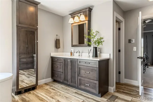 $1,295,000 | 701 Boxwood Manor Court, Ballwin, MO 63021