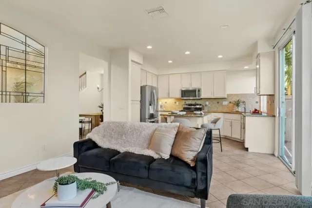 $1,175,000 | 18910 Caminito Cantilena, Unit 10, San Diego, CA 92128