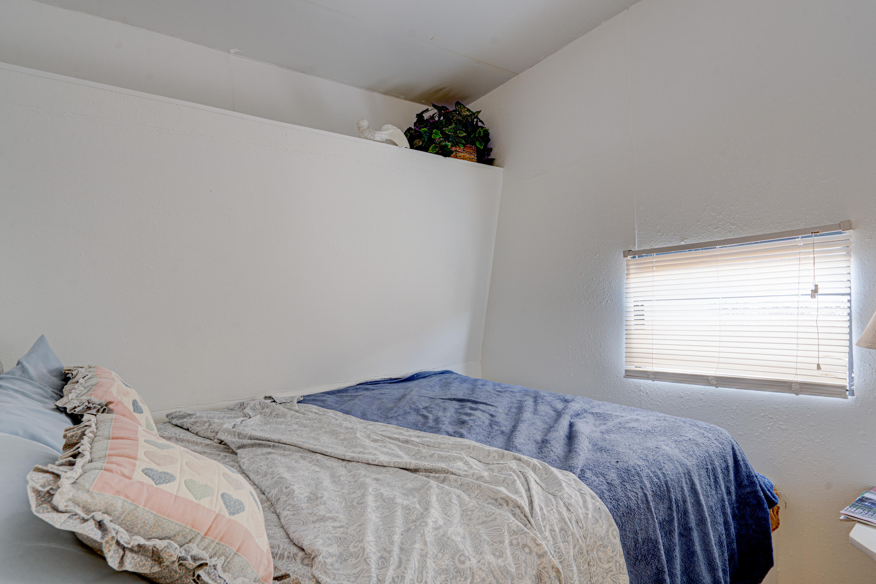 1361 Overseas Highway, Unit E11 Marathon, FL 33050 - Photo 32 of 46 a bedroom with a bed and a window