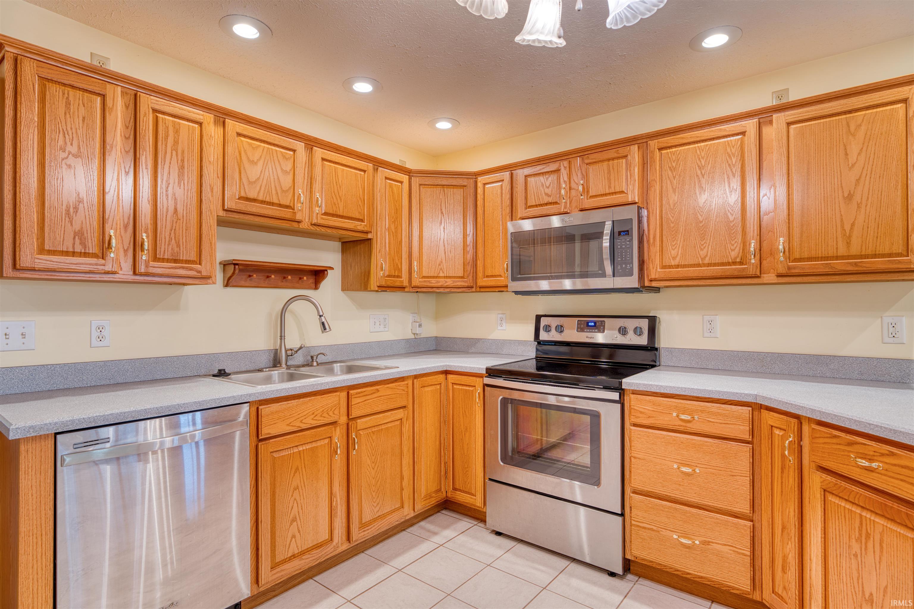 6655 Oak View Court Newburgh, IN 47630 - Photo 9 of 34
