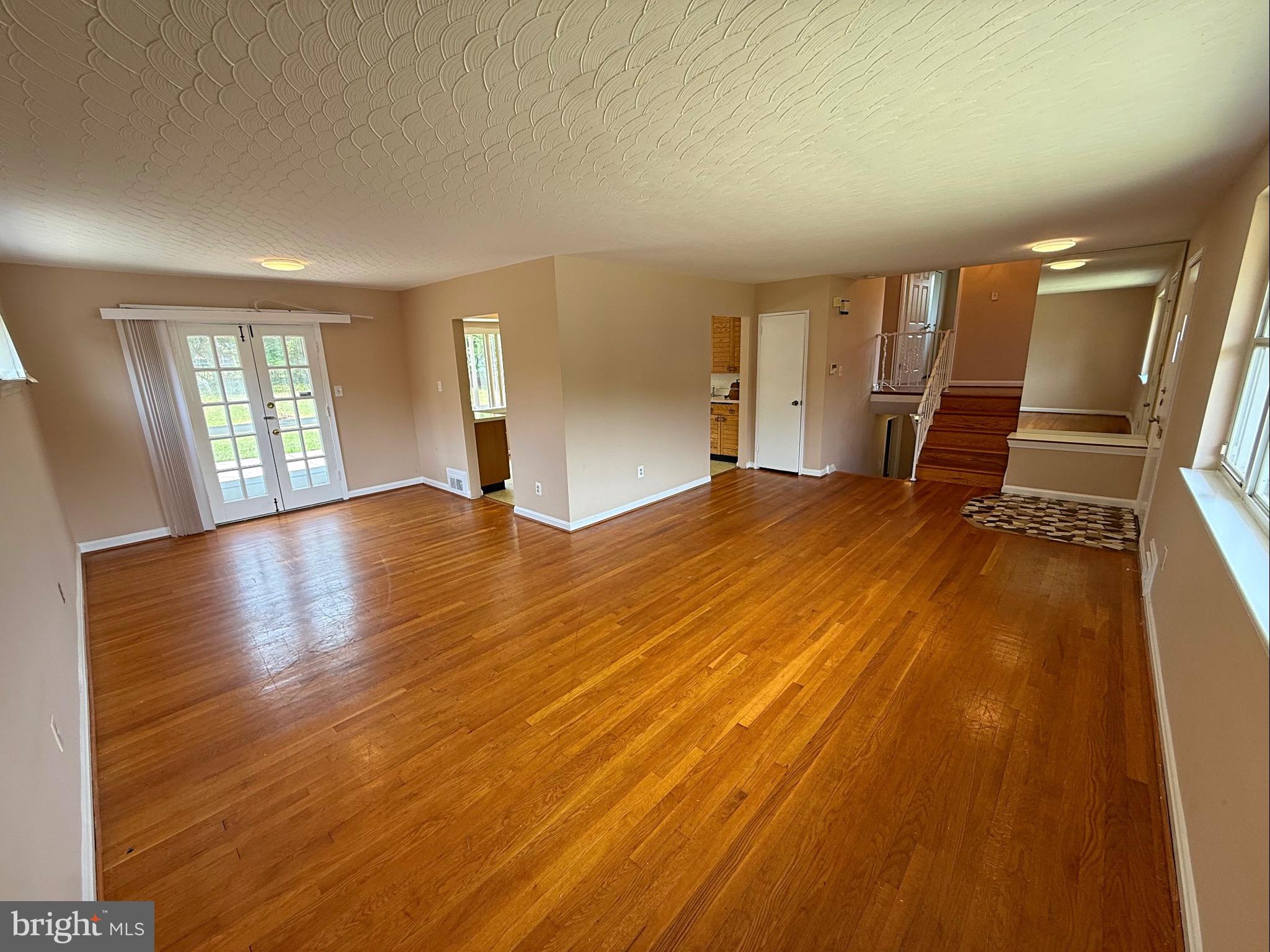 7104 Adelphi Road Hyattsville, MD 20782 - Photo 5 of 35 Living Room 2/2
