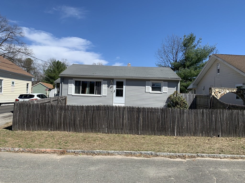 33 Schley Street Springfield, MA 01109 - Photo 2 of 11 Gallery Image 2