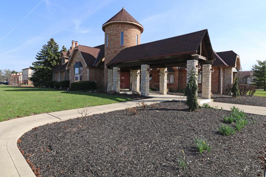 2265 Hedgerow Road, Unit 2265F Columbus, OH 43220 - Photo 2 of 18 Clubhouse