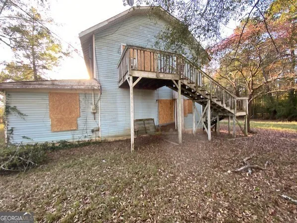 a view of a house with backyard