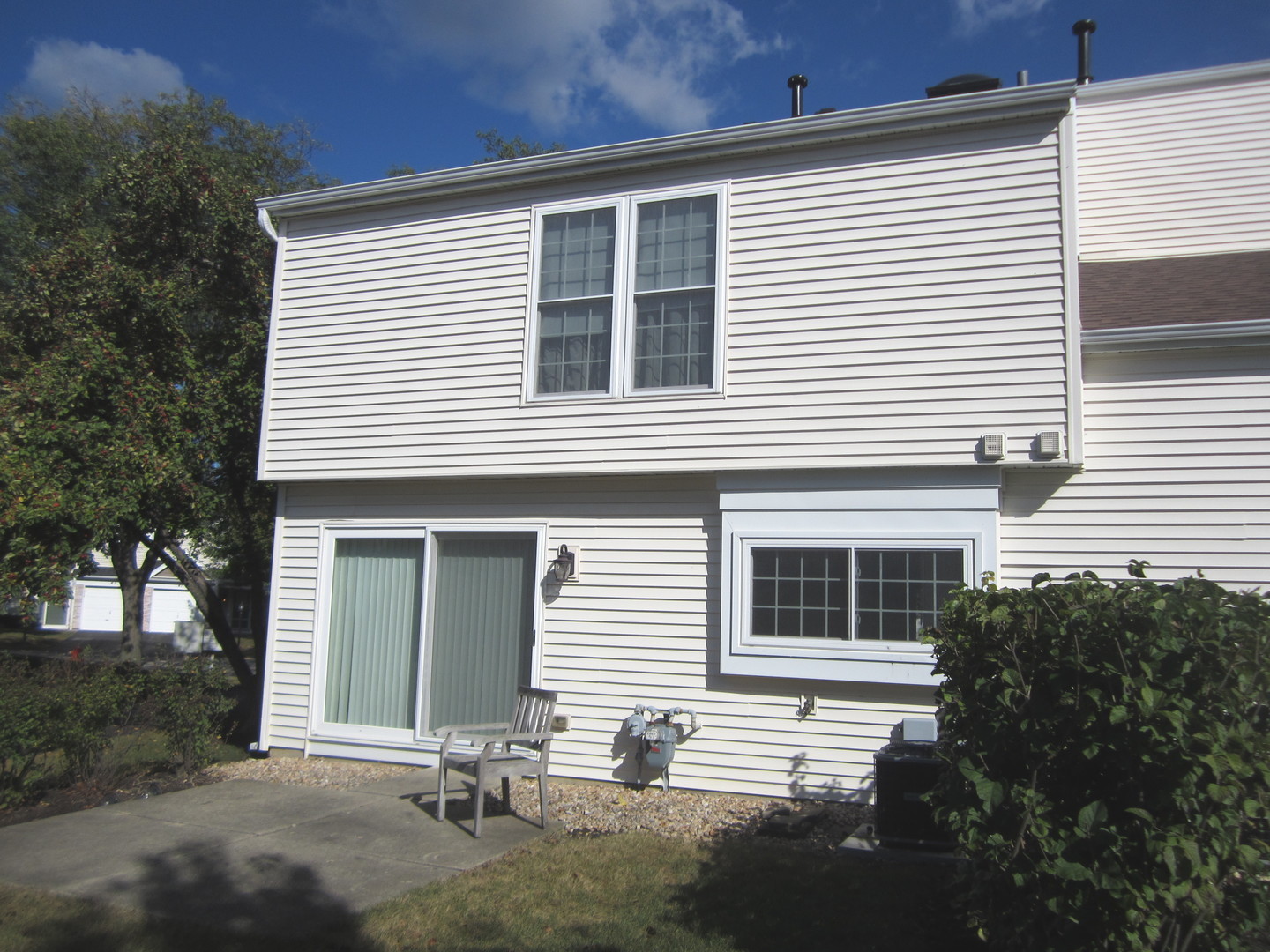 28 North Oltendorf Road Streamwood, IL 60107 - Photo 10 of 11 a front view of a house with a yard