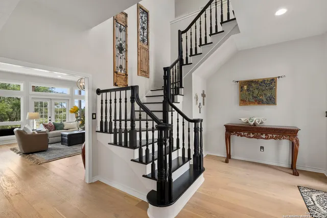 a view of entryway with livingroom